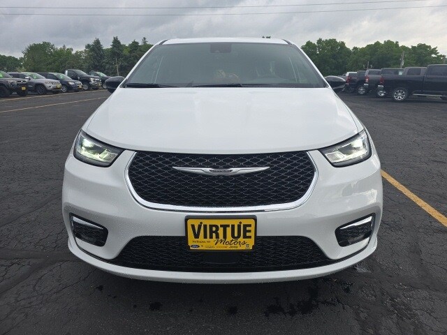 2025 Chrysler Pacifica photo 2