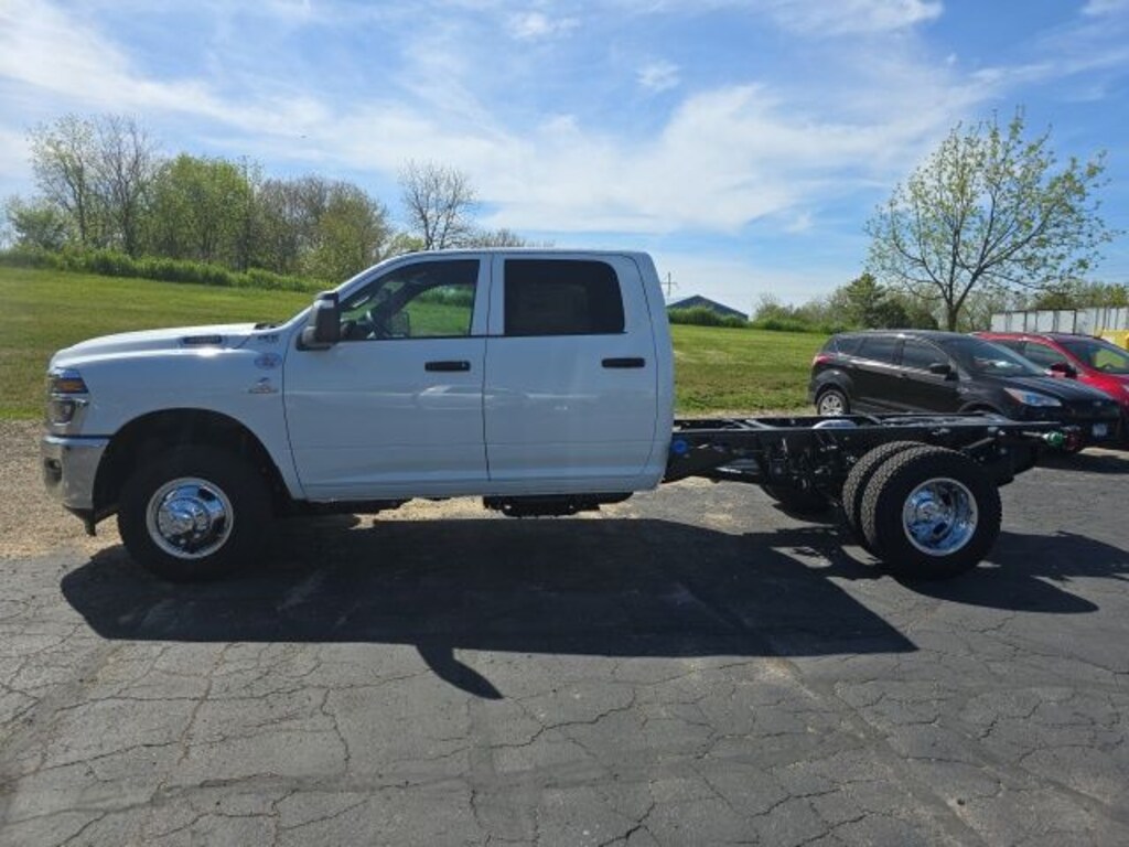 New 2026 Ram 3500 Chassis Cab TRADESMAN CREW 4X4 60' CA Pickup