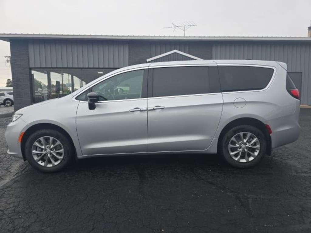 New 2026 Chrysler Pacifica SELECT AWD Passenger Van