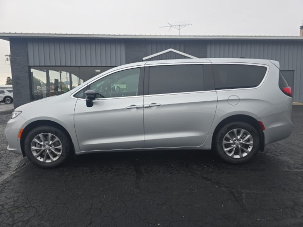 New 2026 Chrysler Pacifica SELECT AWD Passenger Van