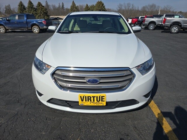 2019 Ford Taurus SEL photo 2