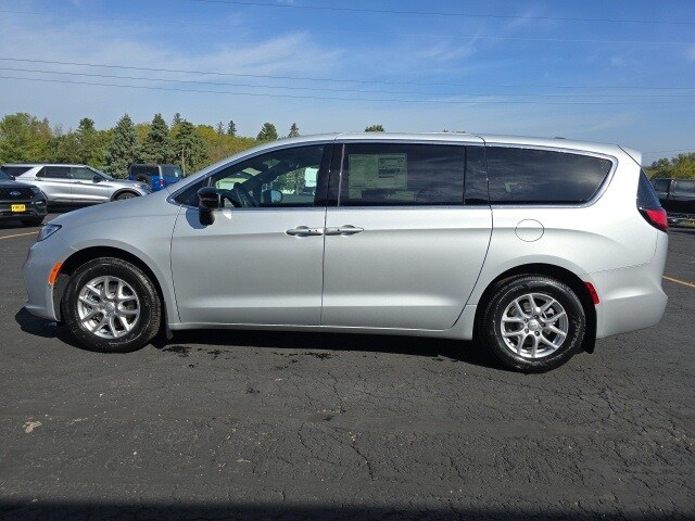2026 Chrysler Pacifica photo 4