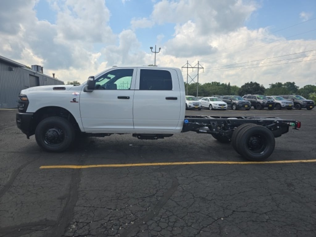 New 2025 Ram 3500 Chassis Cab 3500 TRADESMAN CREW CAB CHASSIS 4X4 60' CA Pickup