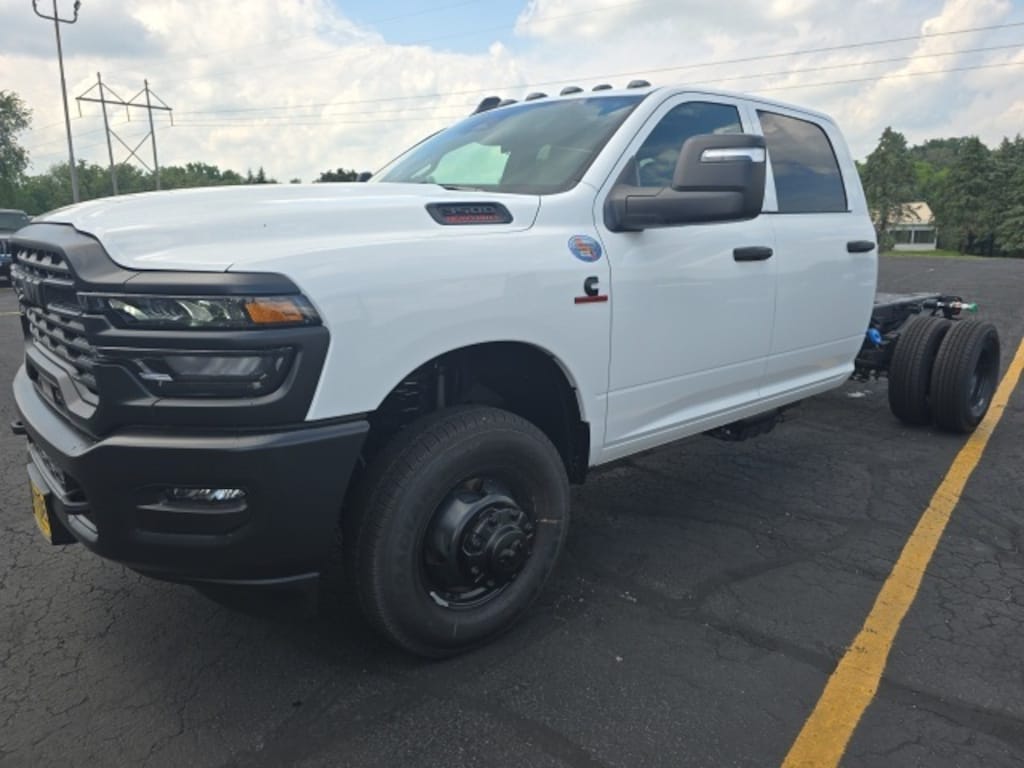 New 2025 Ram 3500 Chassis Cab 3500 TRADESMAN CREW CAB CHASSIS 4X4 60' CA Pickup