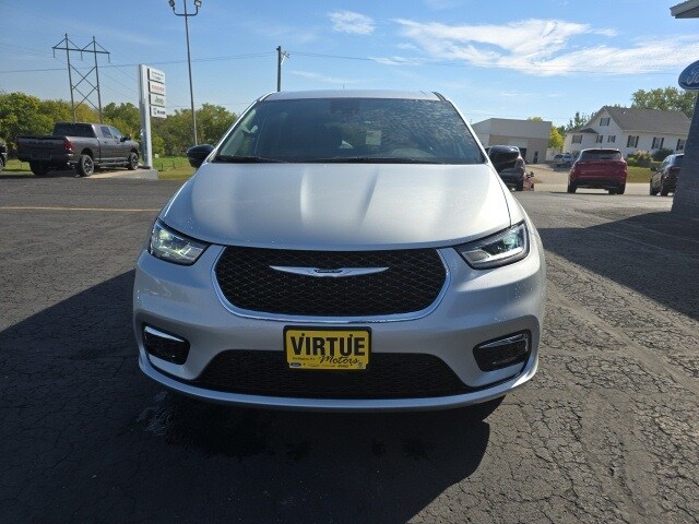 2026 Chrysler Pacifica photo 2