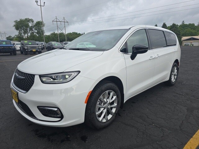 2025 Chrysler Pacifica photo 3