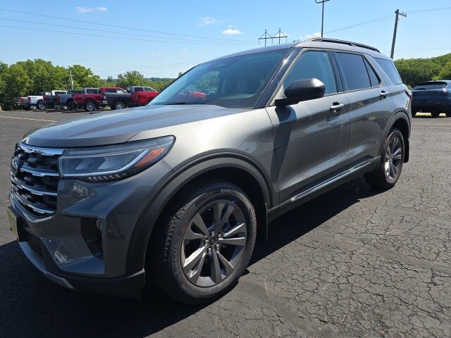 2025 Ford Explorer photo 3