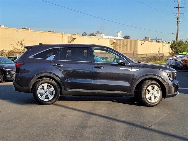 2026 Kia Sorento LX photo 4