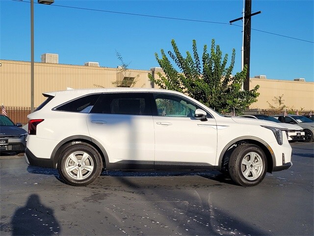 2026 Kia Sorento LX photo 4