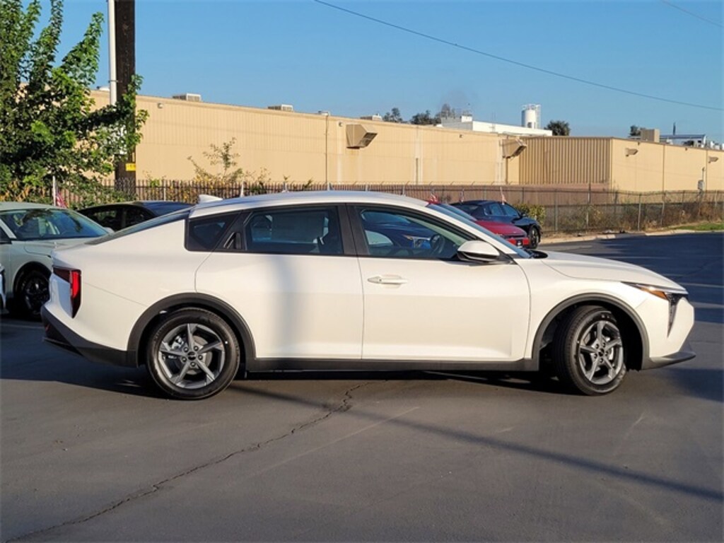 New 2025 Kia K4 LXS Sedan