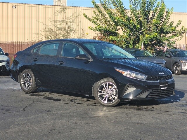 2024 Kia Forte LXS photo 2