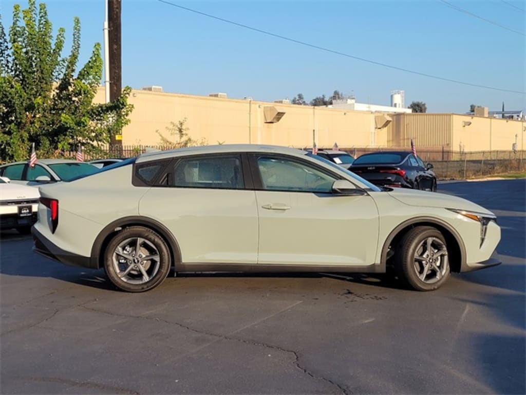 New 2025 Kia K4 LXS Sedan