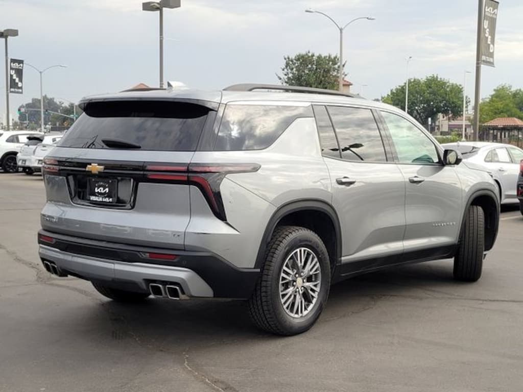 Used 2024 Chevrolet Traverse LT SUV