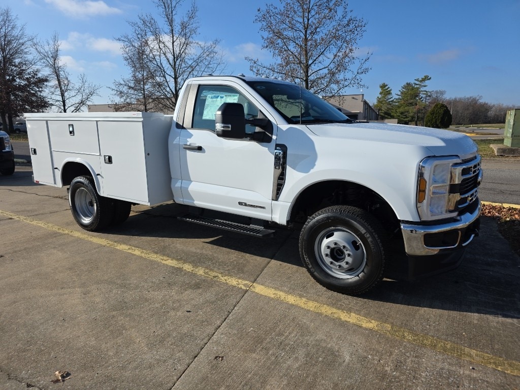 2025 Ford F-350 Super Duty Chassis Cab XL's photo