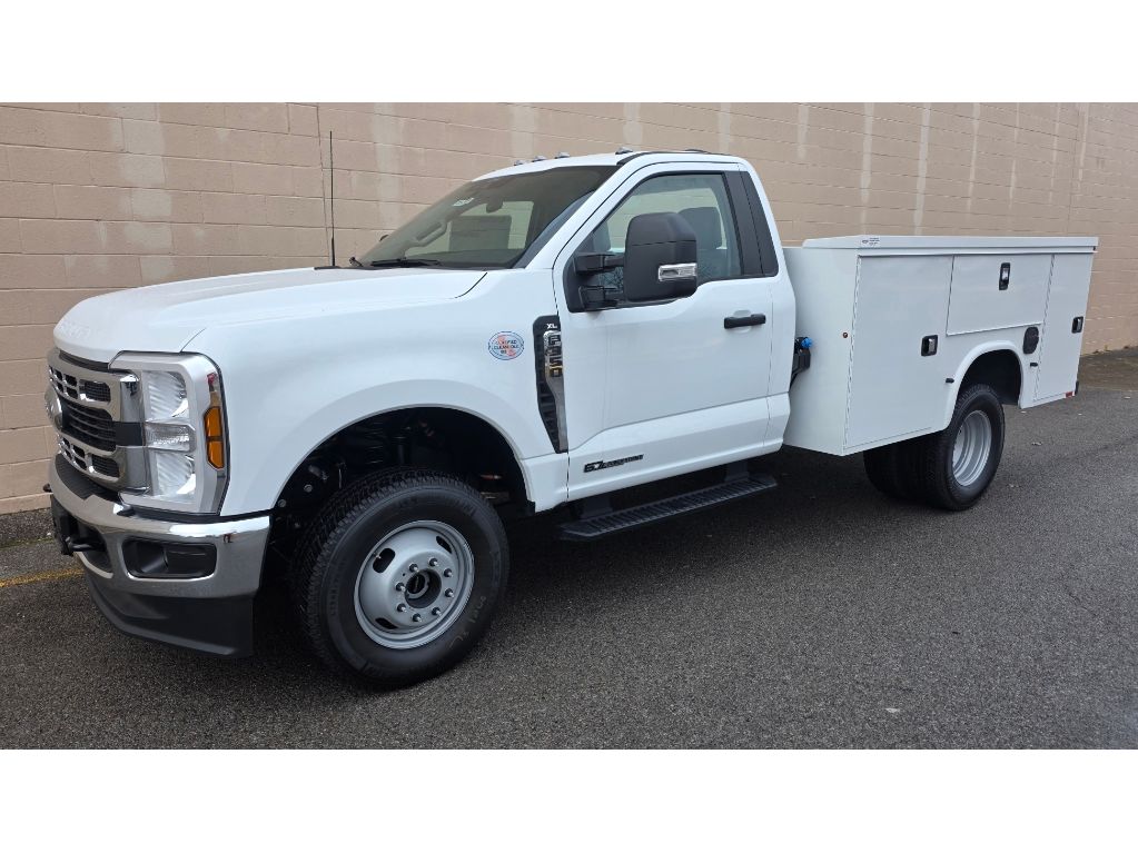 2025 Ford F-350 Super Duty Chassis Cab XL's photo