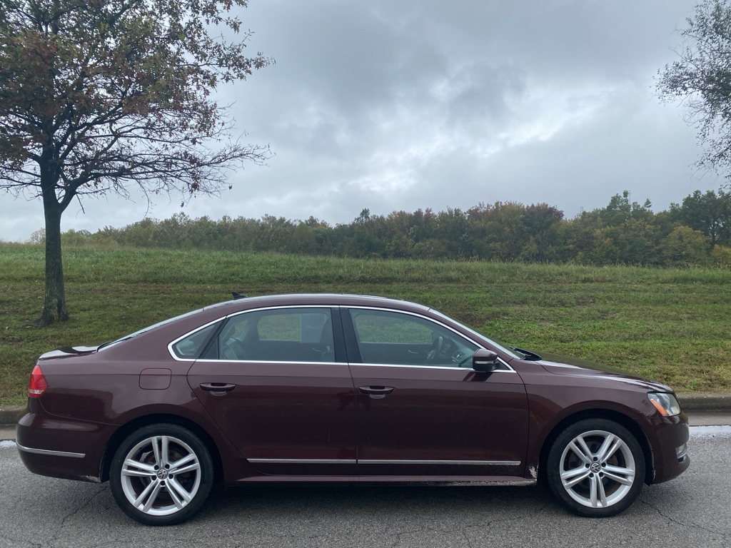 Used 2013 Volkswagen Passat SEL with VIN 1VWCN7A3XDC104870 for sale in Carbondale, IL