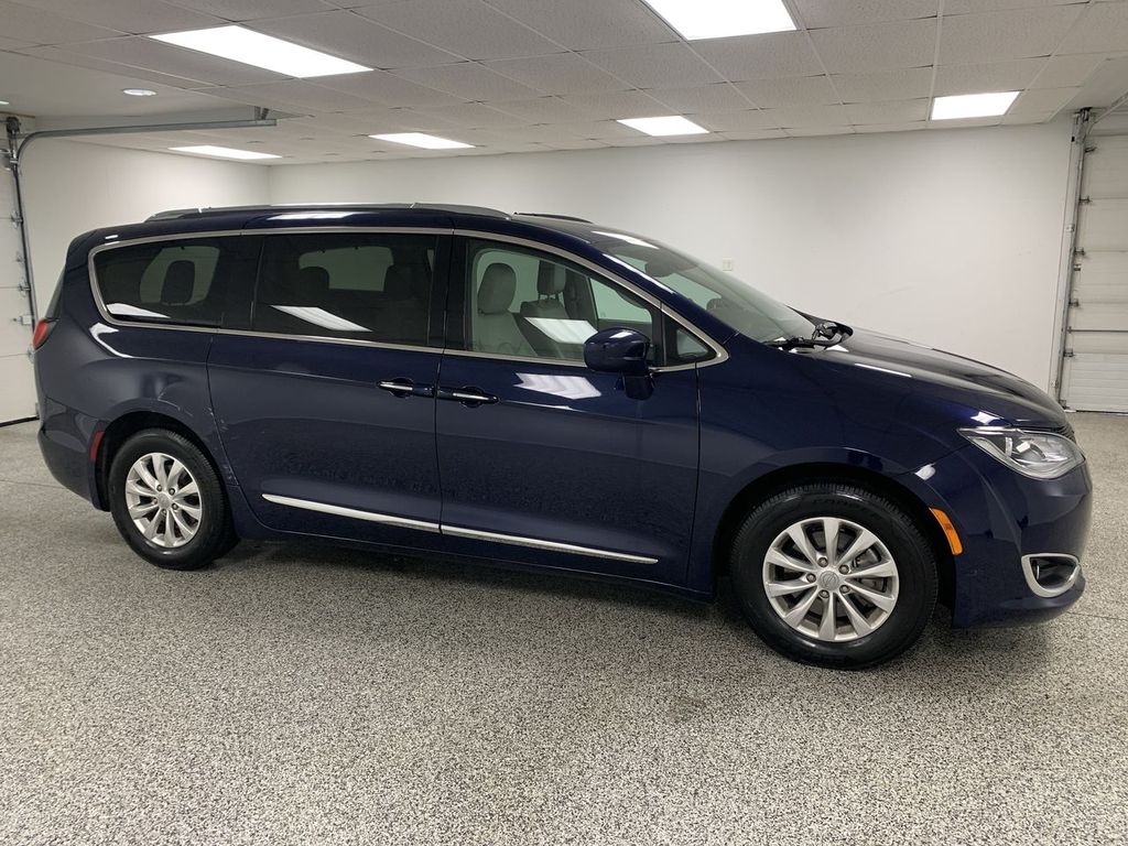 2018 Chrysler Pacifica Touring L's photo