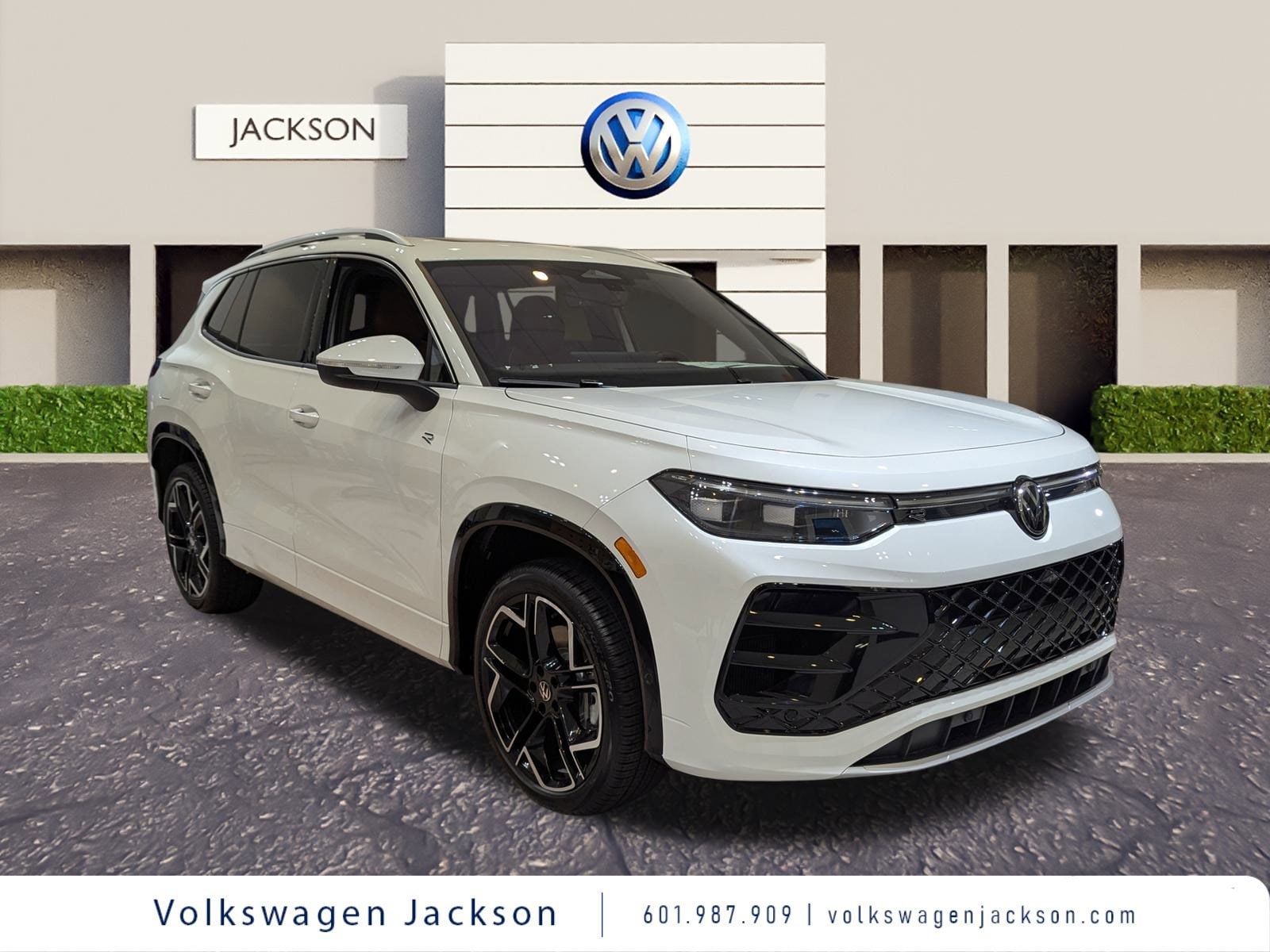 2026 Volkswagen Tiguan SEL R-Line Turbo's photo