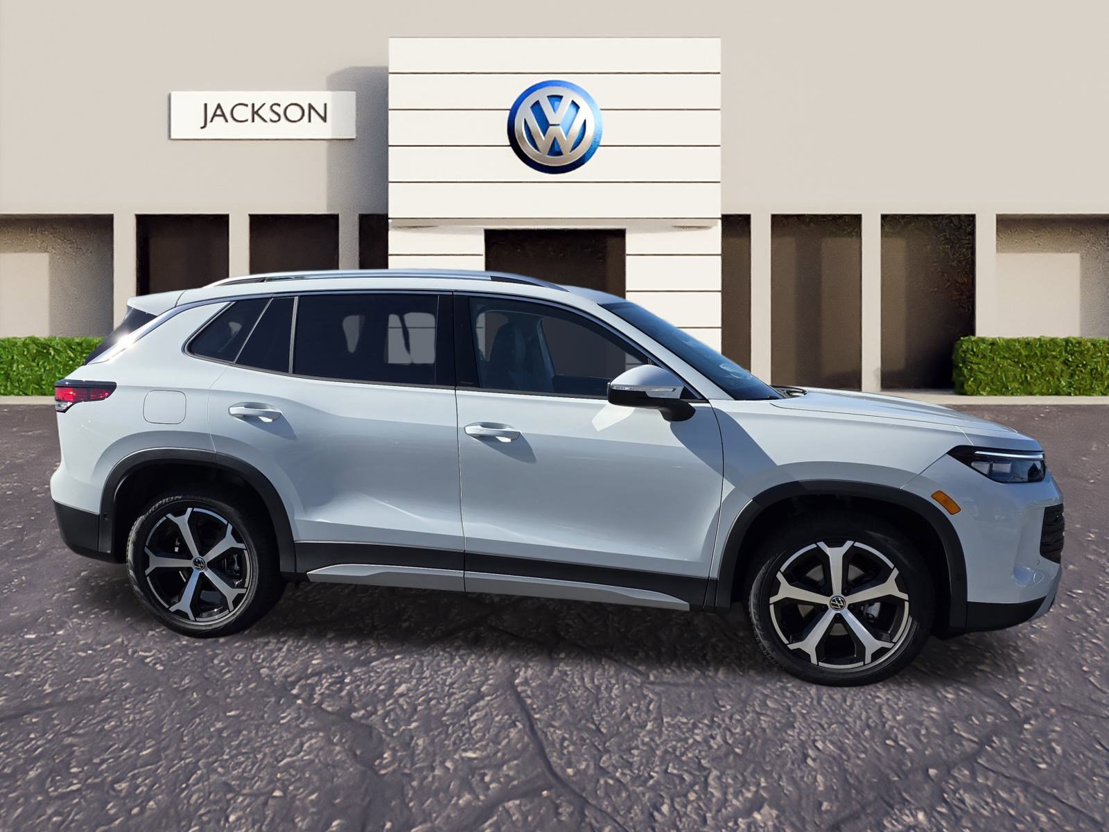 2025 Volkswagen Tiguan SE photo 2
