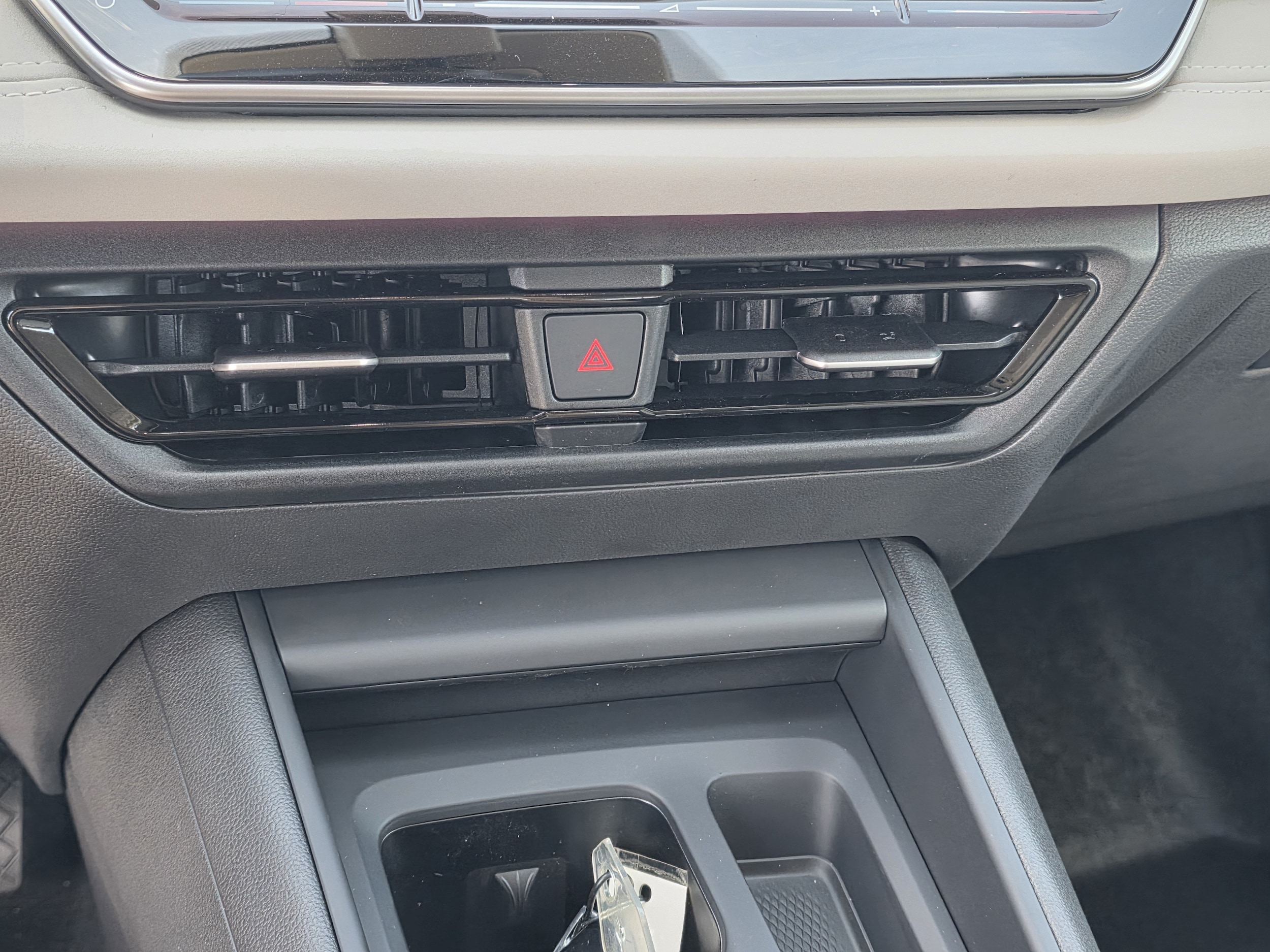 2026 Volkswagen Tiguan SE - Photo 13