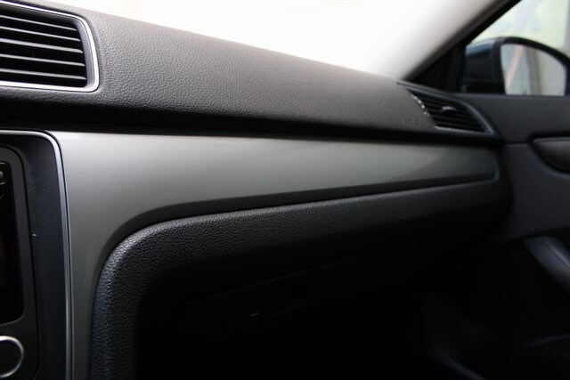 2015 Volkswagen Passat Wolfsburg Edition photo 3