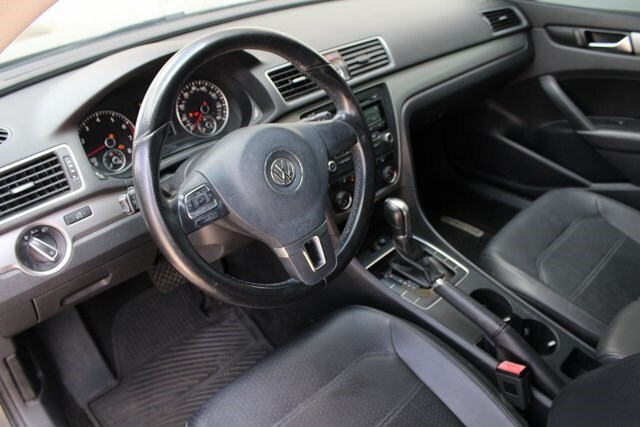2015 Volkswagen Passat Wolfsburg Edition photo 2