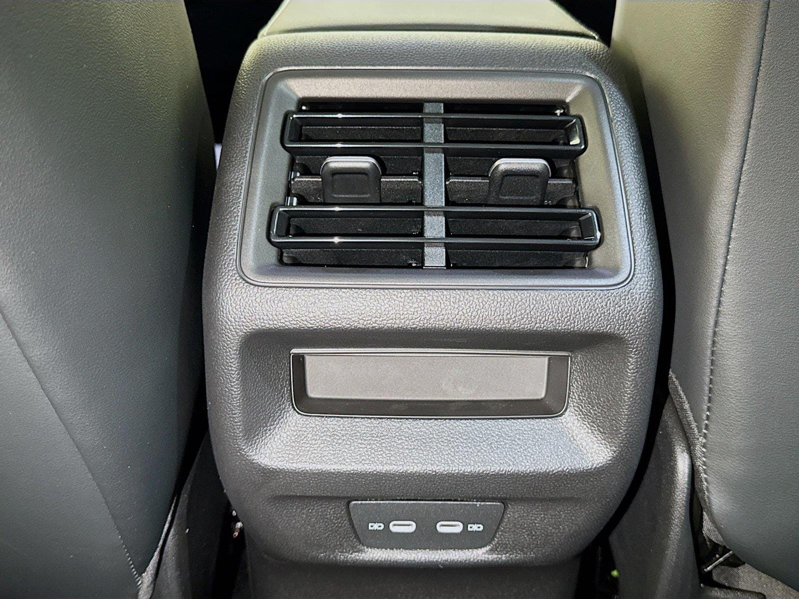 2026 Volkswagen Tiguan SE - Photo 12