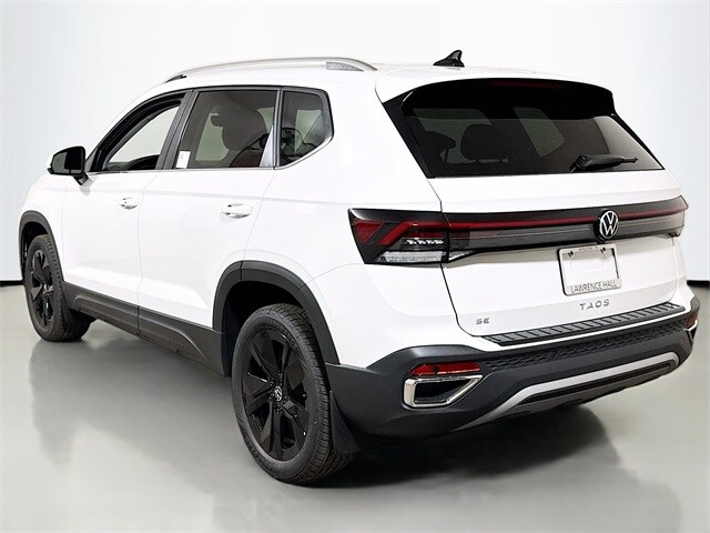 2025 Volkswagen Taos SE photo 3