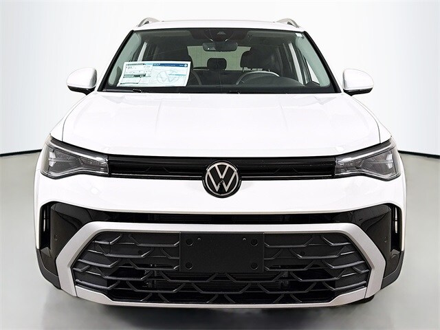 2025 Volkswagen Taos SE photo 2