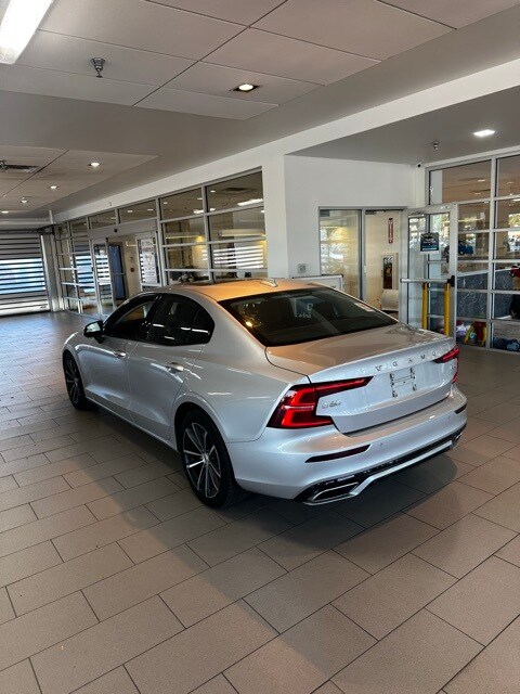 2022 Volvo S60 B5 Momentum photo 3