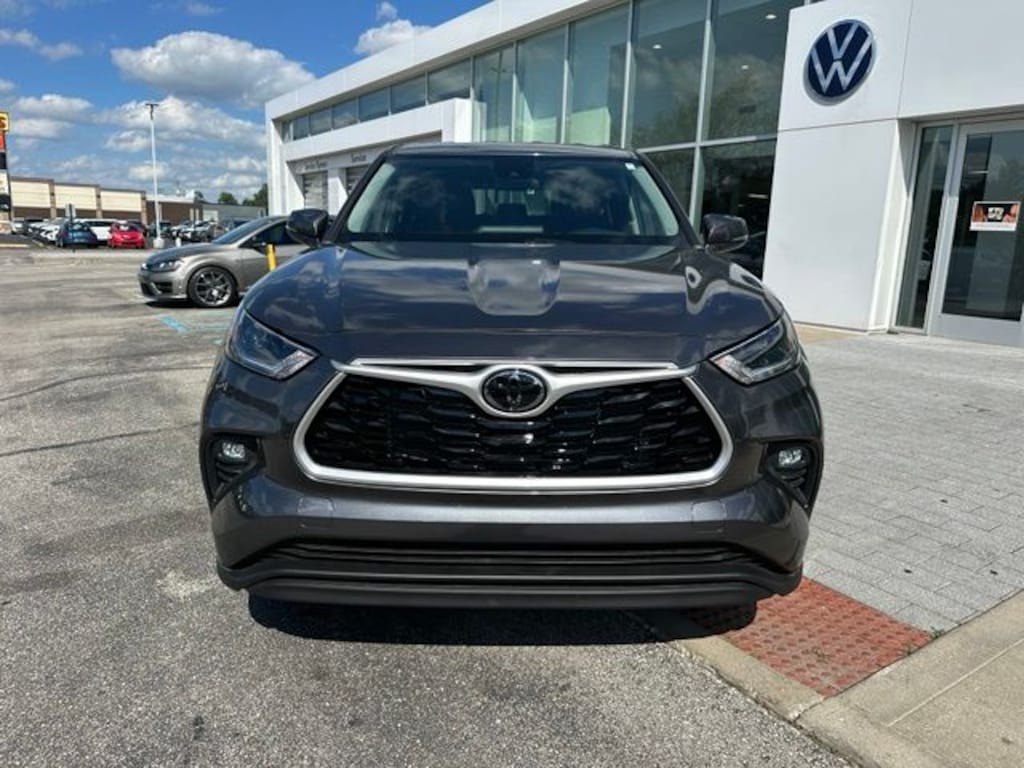 Used 2021 Toyota Highlander LE SUV