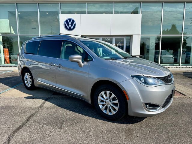 2018 Chrysler Pacifica Touring L's photo