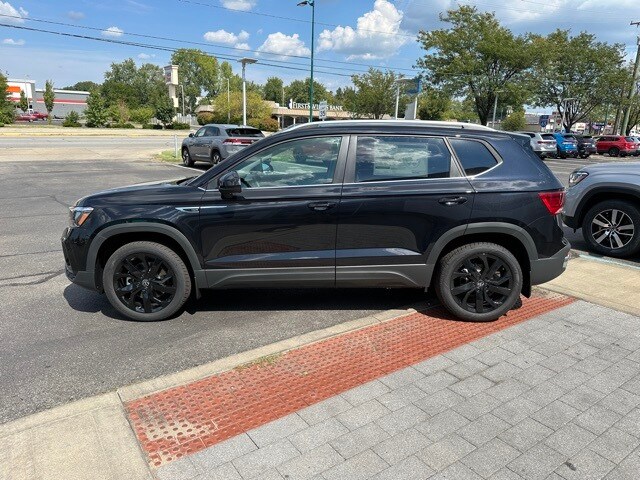 2024 Volkswagen Taos SE photo 4