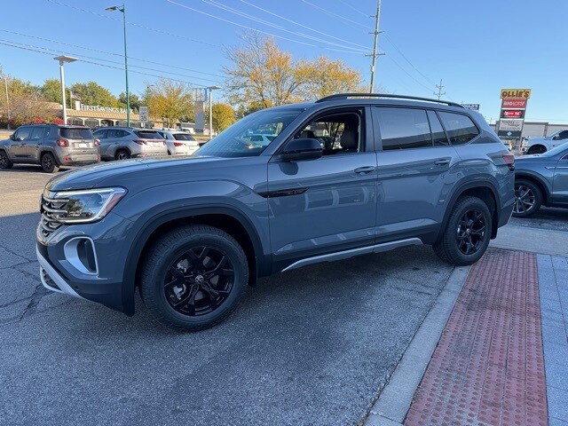 2026 Volkswagen Atlas Peak Edition SE photo 2
