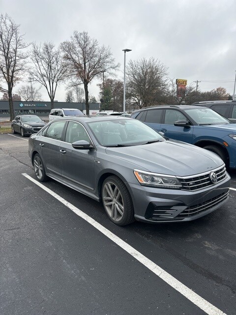 2019 Volkswagen Passat 2.0T SE R-Line photo 2