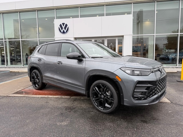 2026 Volkswagen Tiguan SE R-LINE BLACK's photo