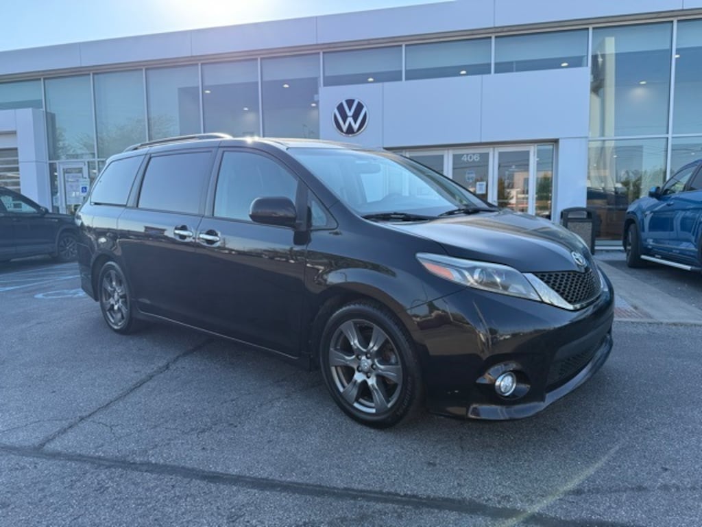 Used 2017 Toyota Sienna SE Premium 8 Passenger Van Passenger Van