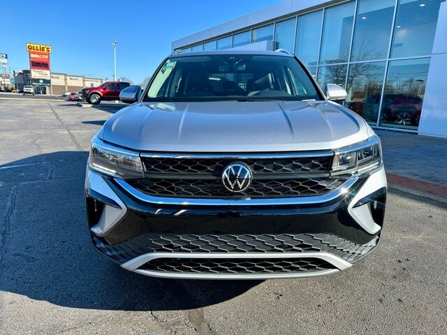 2024 Volkswagen Taos SE photo 2