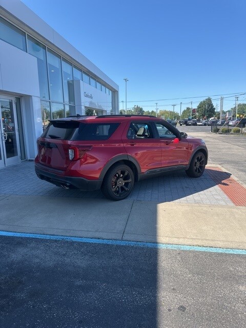 2021 Ford Explorer ST photo 4