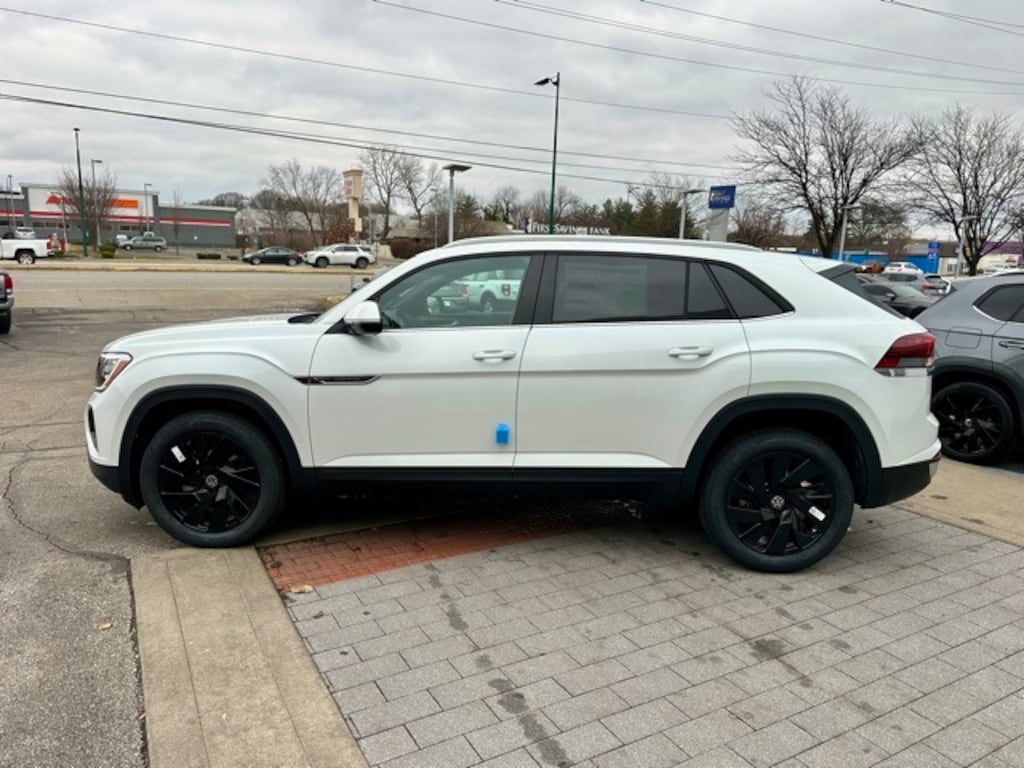 New 2026 Volkswagen Atlas Cross Sport 2.0T SE w/Technology SUV