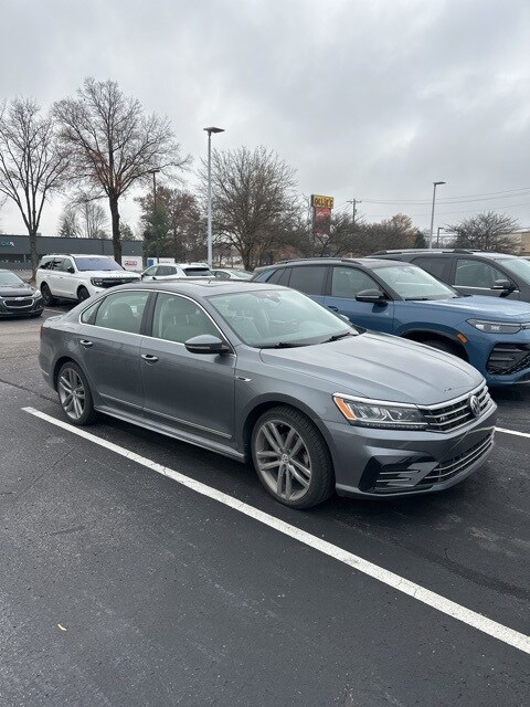 2019 Volkswagen Passat 2.0T SE R-Line photo 3