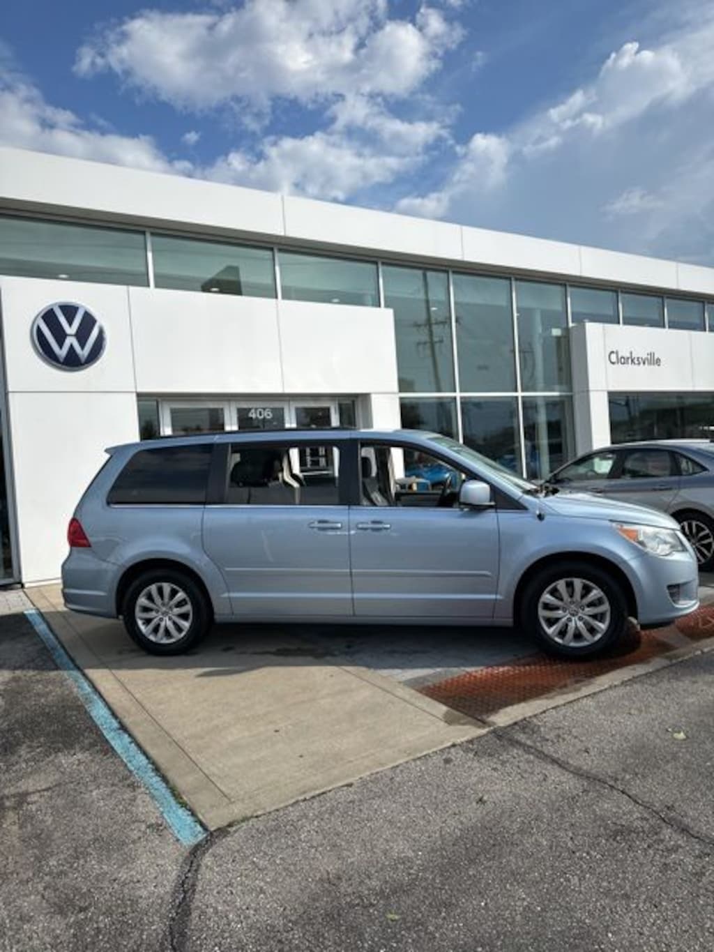 Used 2012 Volkswagen Routan SE Van Passenger Van