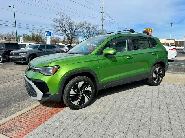 2025 Volkswagen Taos SE photo 3