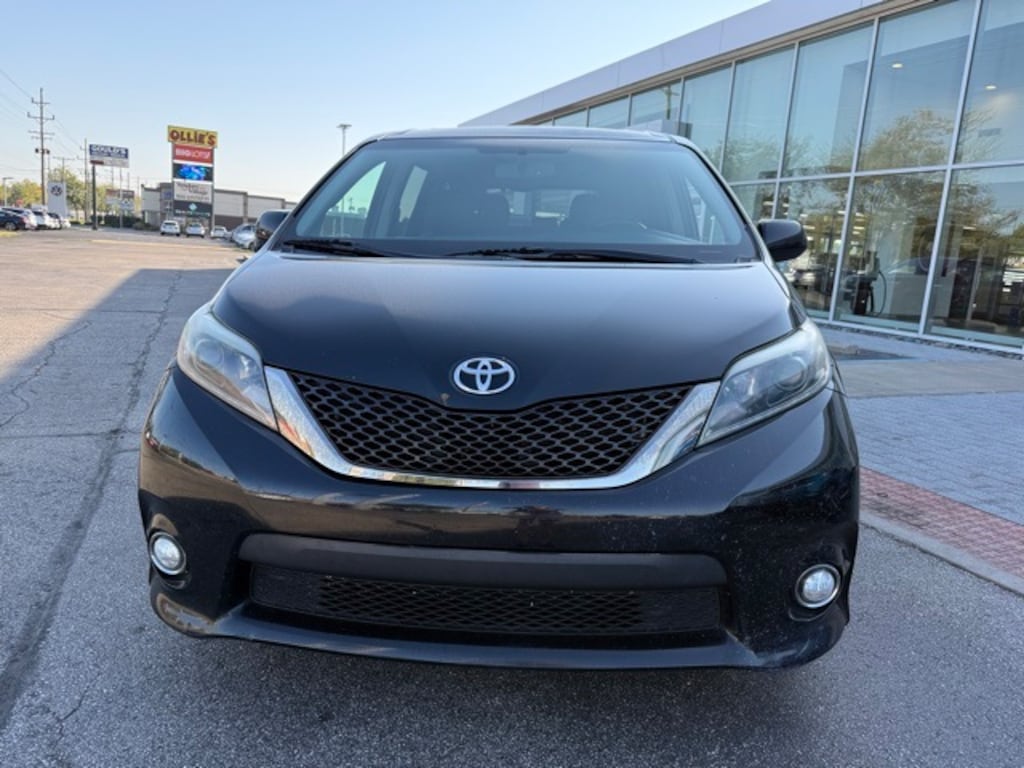 Used 2017 Toyota Sienna SE Premium 8 Passenger Van Passenger Van
