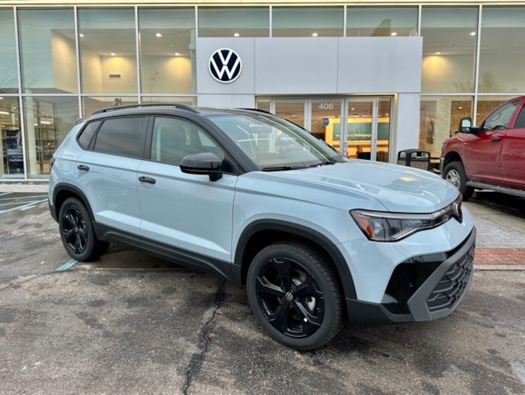 New 2026 Volkswagen Taos 1.5T SE Black SUV