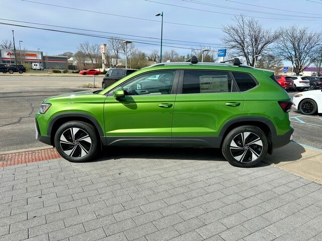 2025 Volkswagen Taos SE photo 4