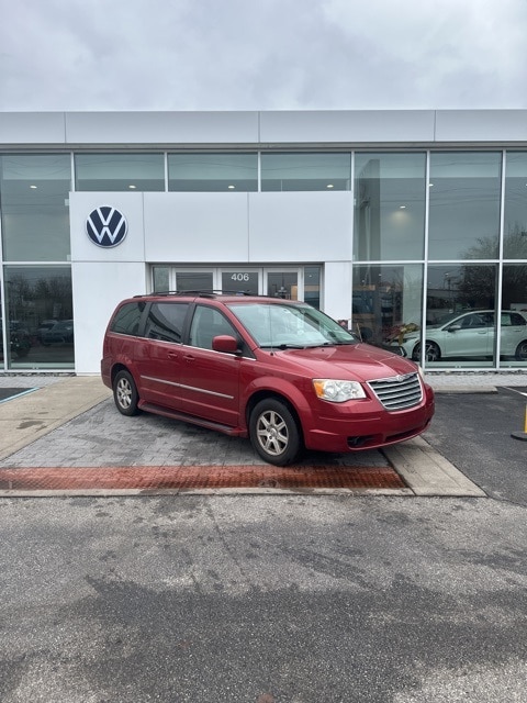 2010 Chrysler Town & Country Touring's photo