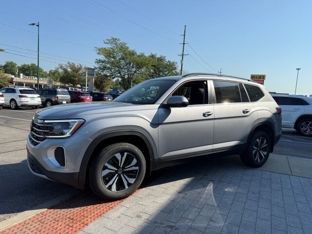 2026 Volkswagen Atlas SE photo 2