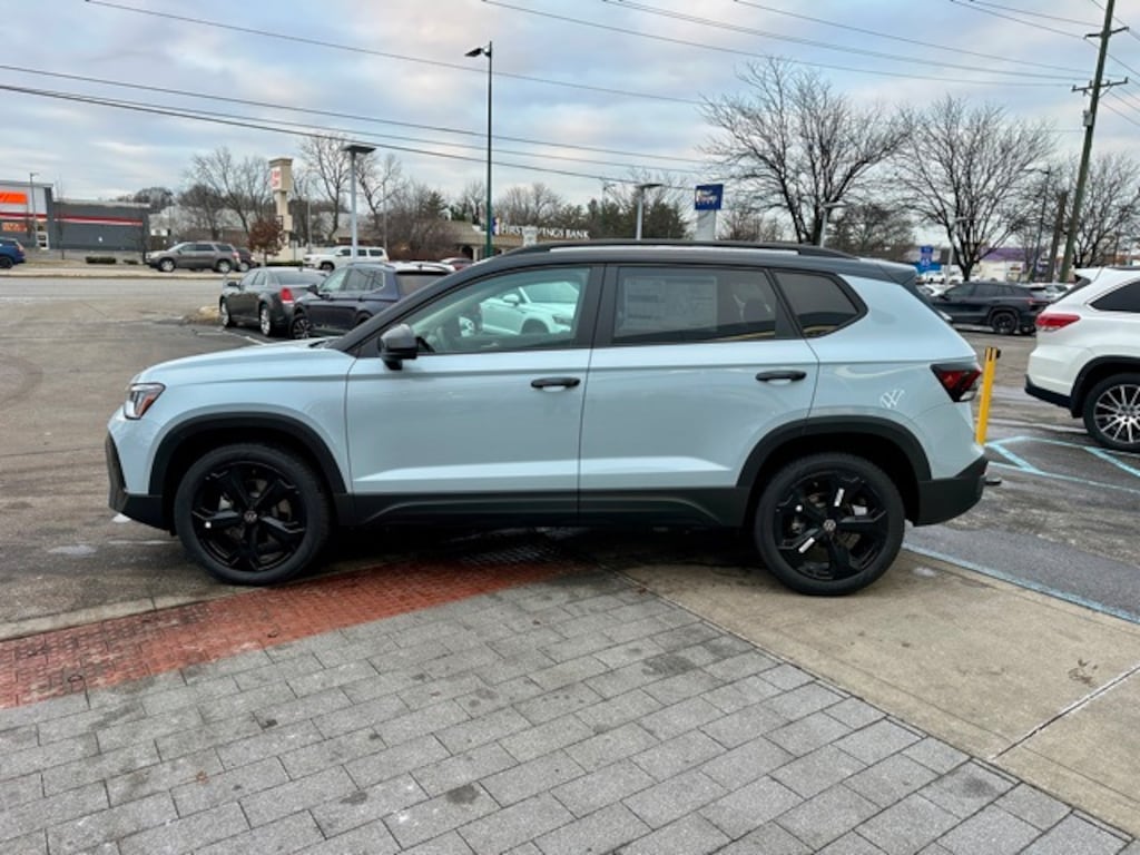 New 2026 Volkswagen Taos 1.5T SE Black SUV