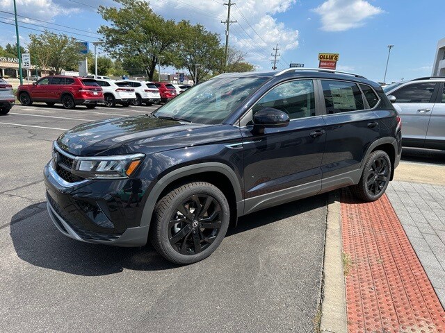 2024 Volkswagen Taos SE photo 3